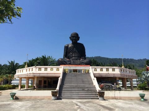 «Храм сидящего монаха» в провинции Пханг Нга