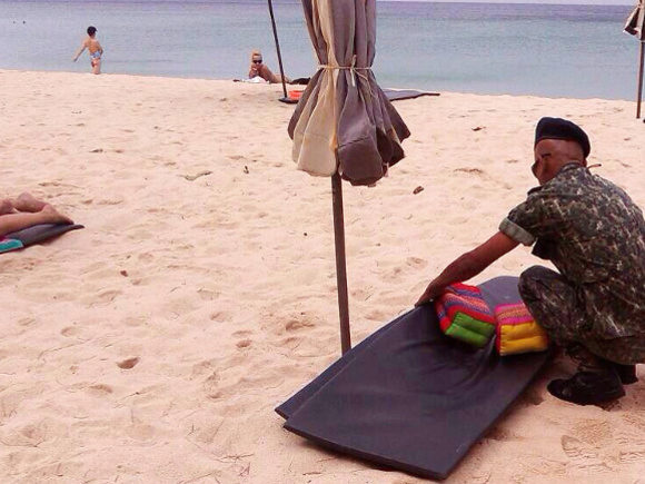 Phuket govt team seizes beach vendors illegal gear