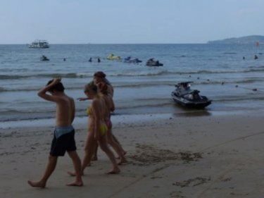 Phuket Jet-Ski Ripoff Gang Holds Chinese Tourists Hostage, Demands 200,000 Baht, Says Operator