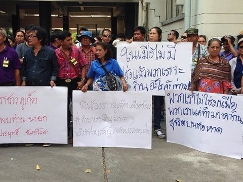 Phuket beach vendors take their complaint to Bangkok