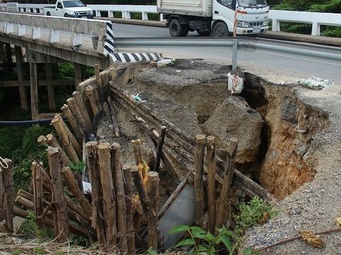 Landslide at Phuket bridge unrepaired after five weeks