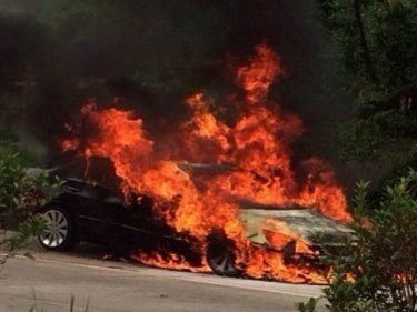 Blaze Sends Phuket Mechanics Fleeing as Car is Destroyed: Photo Special