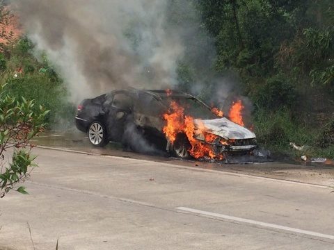 Car bursts into flames, noone injured