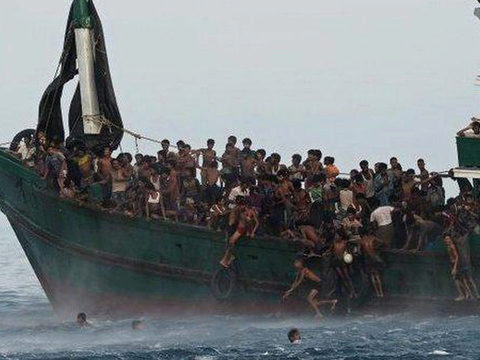 Navy supplies food, sends 300 Rohingyas on their way