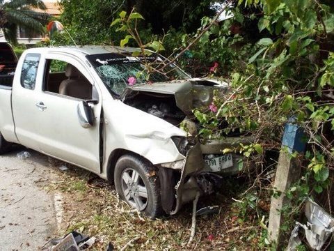 Delivery man killed after crashing into a tree in Phuket