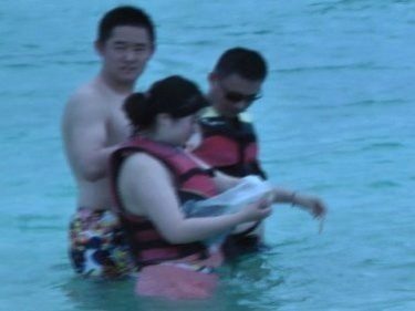 Phuket Officials See Chinese Tourists Catching Nemo in a Plastic Bag