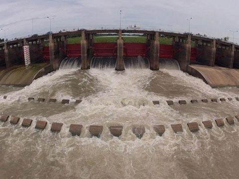 Уровень воды у дамбы на Чао-Прайе упал до критической отметки