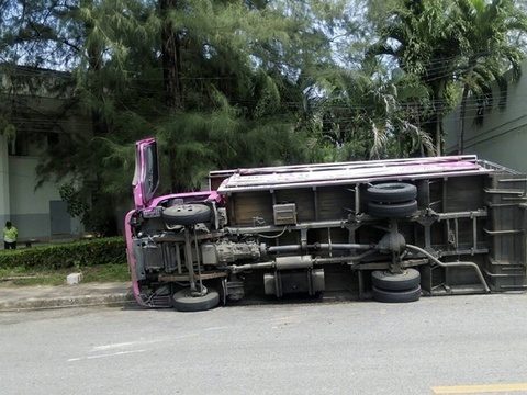 One injured when Phuket pink bus flips