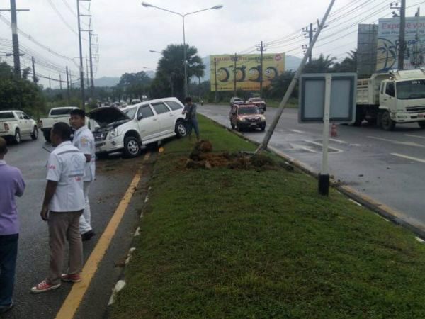 Reckless driver faces B1,000 fine after falling Phuket lamp post with SUV