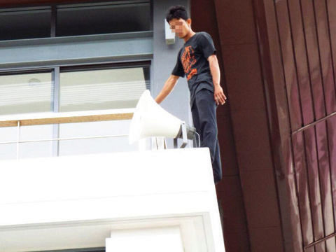 Suicidal postal worker rescued from high Phuket ledge