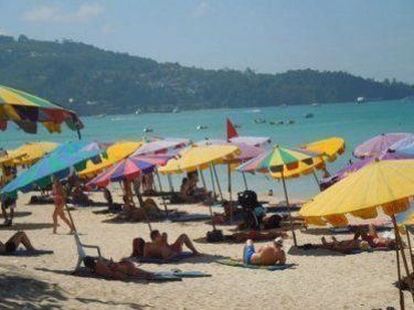 They're Back! Phuket Umbrellas Unfurl at Patong Beach: Photo Special