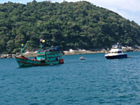 Good-hearted Phuket fishermen save stray boat